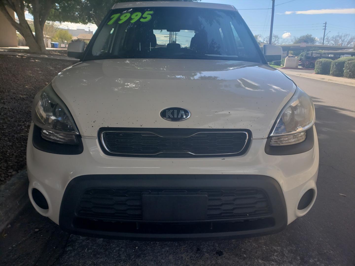 2013 WHITE /black Kia Soul base (KNDJT2A51D7) with an 1.6l i4 engine, 4-Speed Automatic transmission, located at 323 E Dunlap Ave., Phoenix, AZ, 85020, (602) 331-9000, 33.567677, -112.069000 - 2013 Kia Soul,.......EXCELLENT condition, A Real Must See!!.... Ice cold A/C, No accidents, Power everything, Stereo/cd player, Phone sync, Bluetooth, Satellite compatible, Clean black interior with black cloth seats in near perfect condition, power windows, power door locks, clean Arizona title, Ru - Photo#1